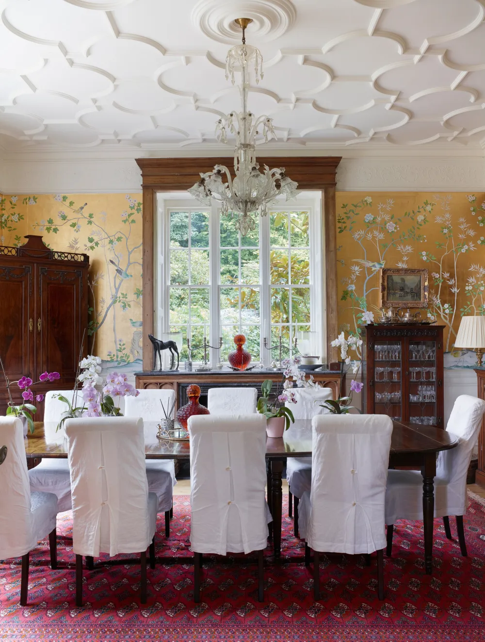 Sala da pranzo con carta da parati chinoiserie dorata