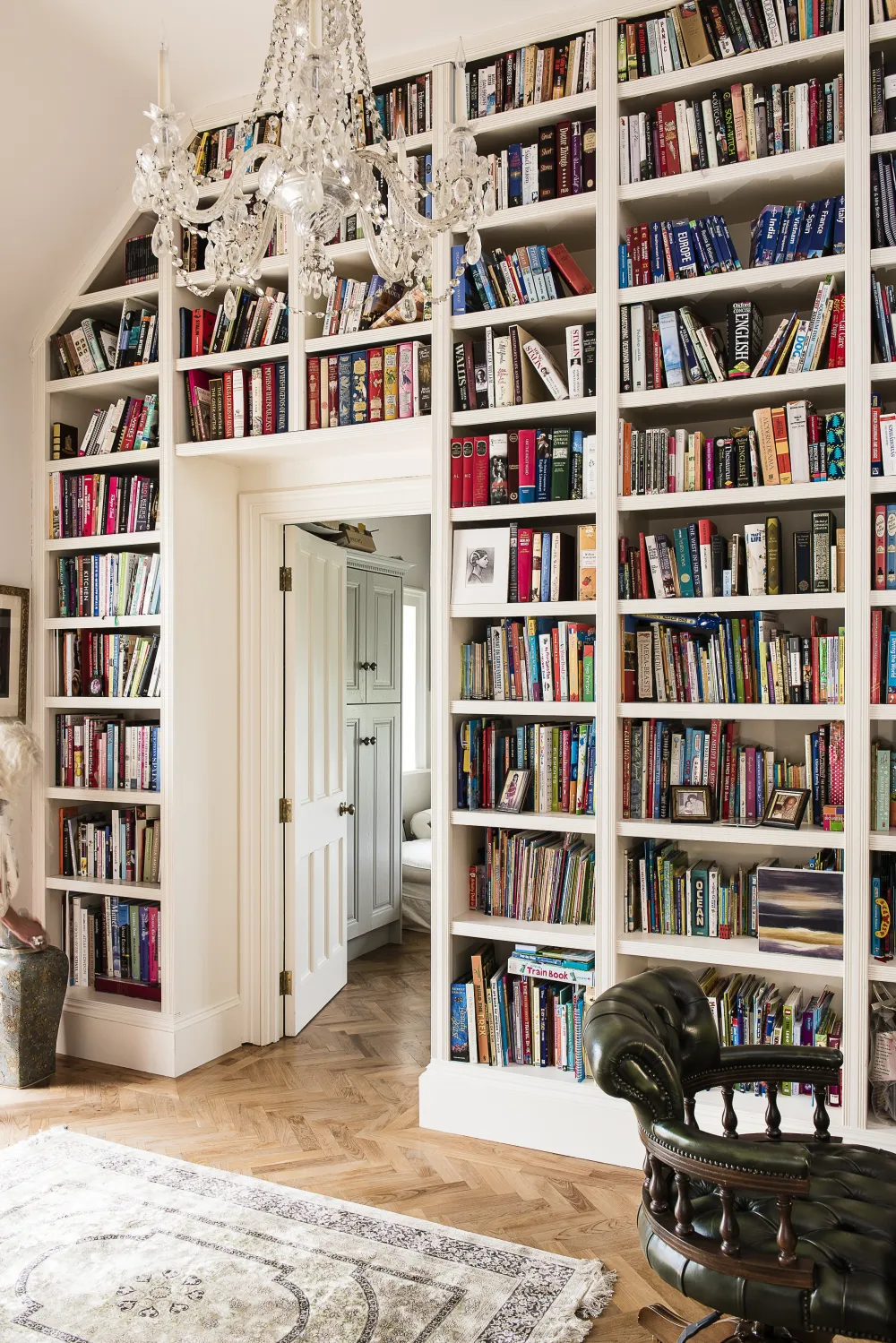 Libreria a tutta altezza con porta che conduce alla camera da letto