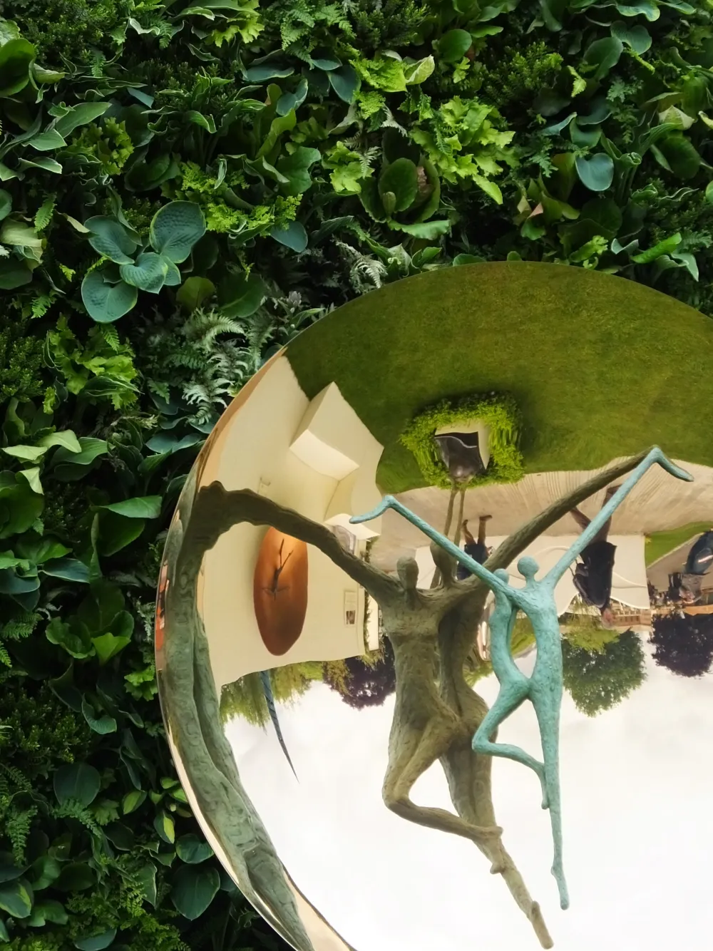 Scultura di Michael Speller, incorniciata da una parete verde