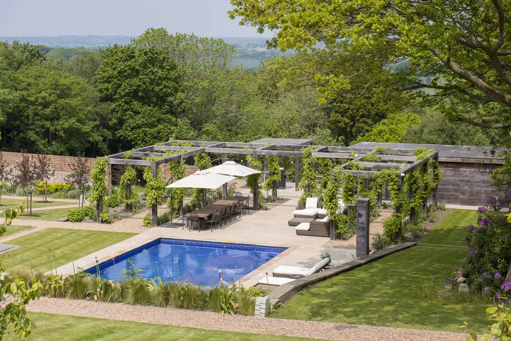 Piscina, terrazza da pranzo e pergolato in quercia visti dall&rsquo;alto