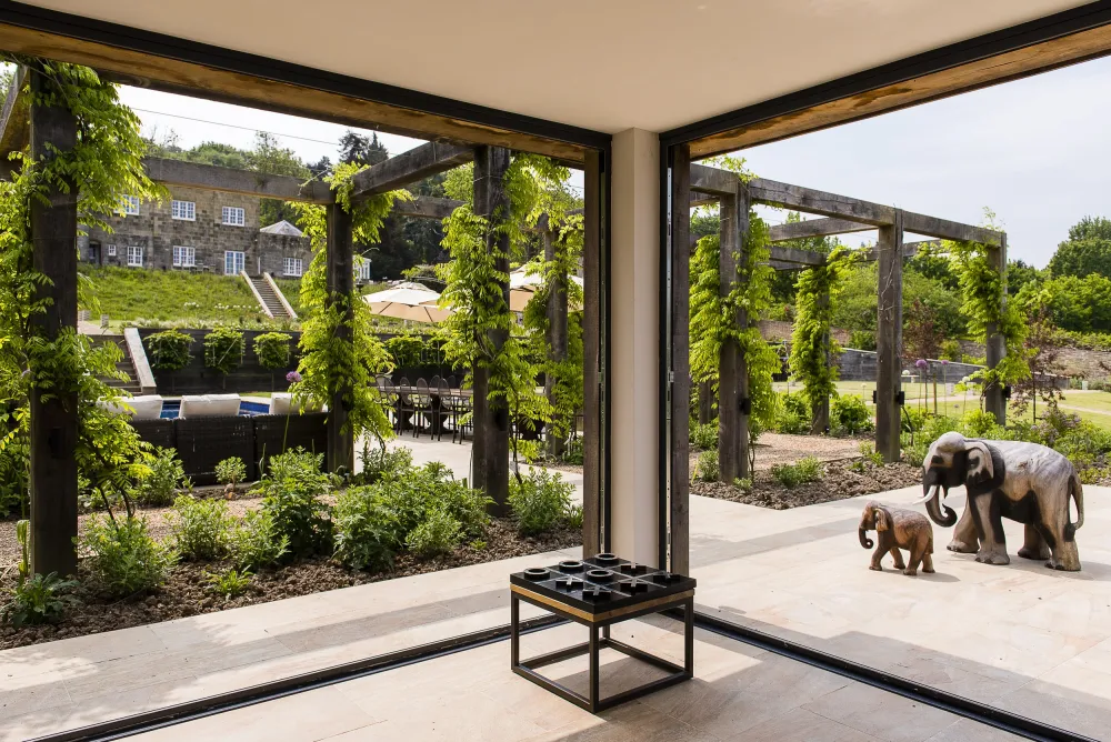 Pool house con vista sul giardino