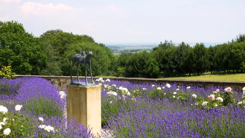 Giardino di rose e lavanda con scultura di cavallo e bambini di Dawn Benson