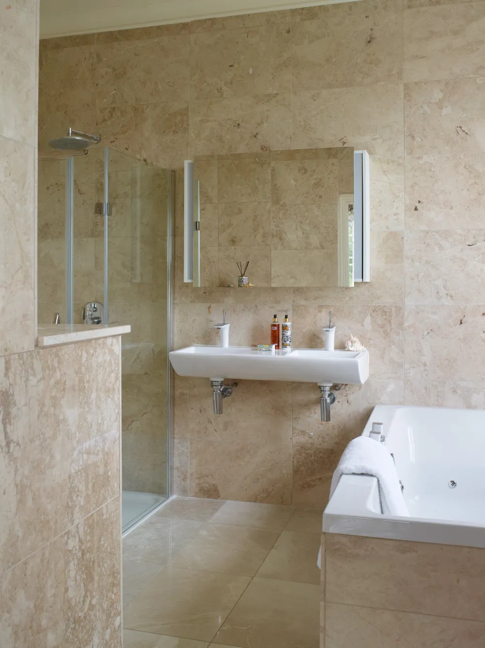 Bagno in pietra naturale con doppio lavabo e doppia vasca